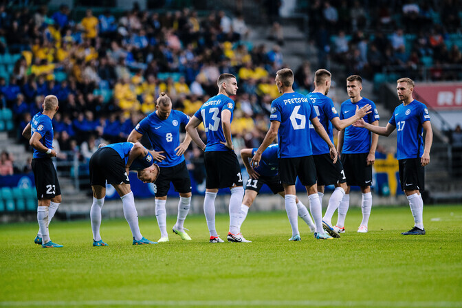 尽管由于他 尽管由于他