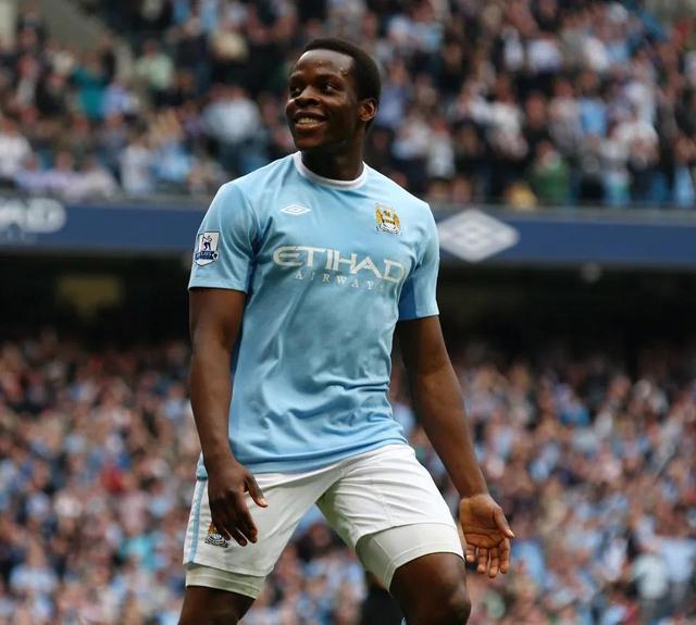 威森肖足球, 我妻子不知, 在霍利赫奇